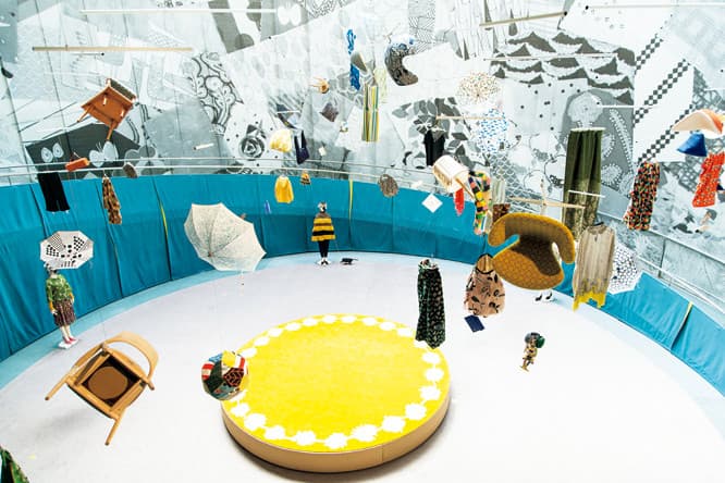 5月20日～6月7日に開かれた〈スパイラルガーデン〉での展示より。ミナ ペルホネンの生地を張った椅子や傘、洋服がモビールに！　螺旋状の吹き抜け空間を使った大胆な展示。