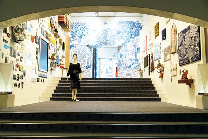 作品のほかスケッチや生地サンプル、アイデアソースなど貴重な創作資料を壁一面に。正面にはテキスタイルを転写した壁も。