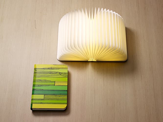 ブックランプ〈ルミオ エスエフ〉に、リチャード・ウッズによるMoMA限定の新作《Lumiosf ブックランプ Richards Woods》が発売に。37,000円。
