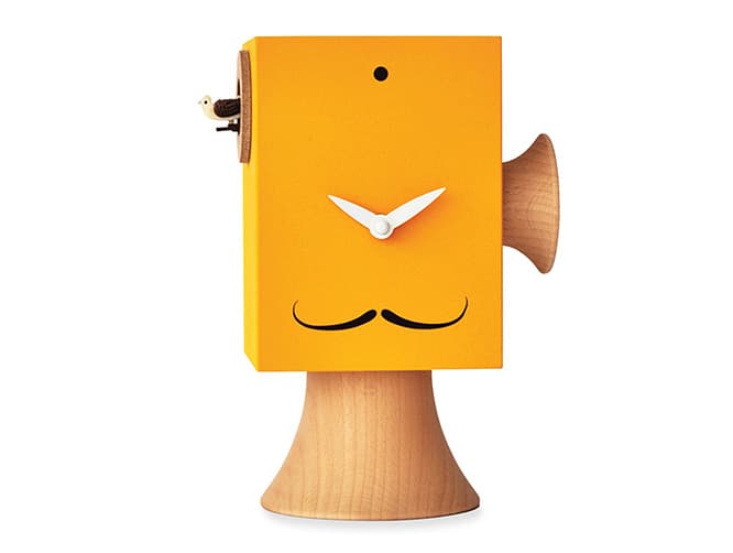 口ひげモチーフがサルバドール・ダリへのオマージュとなっている時計《ダリ クックークロック》。時間ごとに片側のカッコーが時を告げ、もう片側のスピーカーから鳥のさえずりと川のせせらぎが流れるというもの。35,800円。