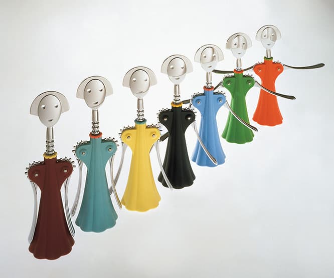 1994年に発表され世界中で大ヒットしたアレッシィのワインオープナー。メンディーニの恋人アンナをモチーフにしたと言われている。《ANNA G.》各8,000円（フジイ www.fcl.co.jp）。