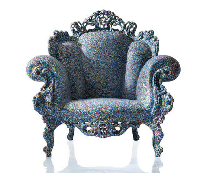 「プルーストの安楽椅子」をポリエチレンの回転成型で制作。クッションのふくらみや木製のバロック調の細工を樹脂で忠実に再現している。オリジナルより5%だけ小さい。ほかにオレンジ、レッド、ブルー、ホワイト、ブラックがある。《プルースト》マルチカラー220,000円（マジス東京ショールーム TEL 03 3405 6050）。
