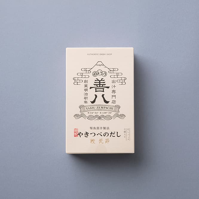 《やきつべのだし 鰹 荒節 だしパック》パッケージが変わり、現在は袋詰めになっている。1袋40g（4g×10個）。1,000円（税込）。ほかに、同商品の30個入りや、《鰹 枯節》などもある。問い合わせ TEL0120 955 194。