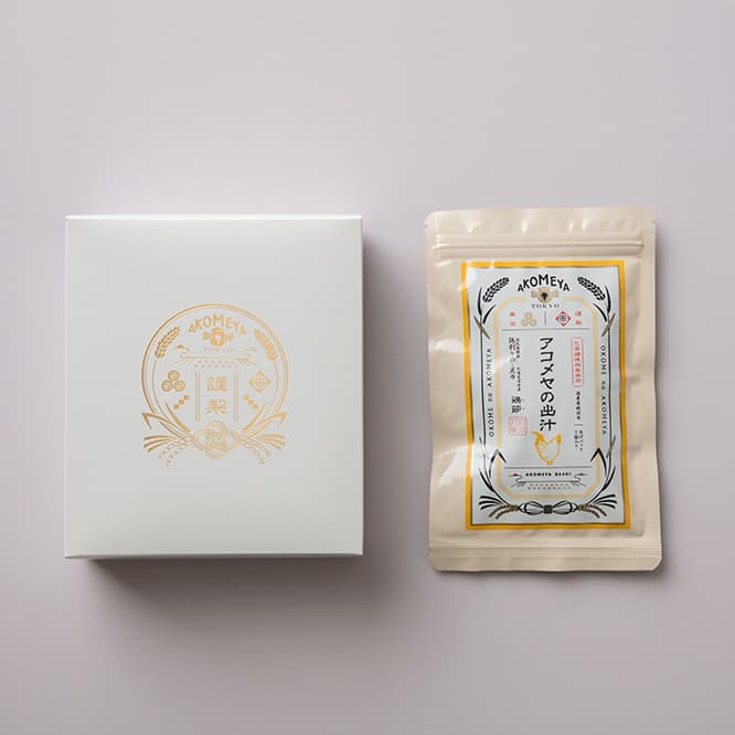 右は鶏節（10g×5袋）。《アコメヤの出汁 鶏節》 680円（税込）。左の箱付き出汁3種セットは販売されておらず、現在は5種セットのみ販売中。《アコメヤの出汁5種セット 謹製箱付き》2,990円（税込）。焼きあご（8g×5袋）、煮干し出汁（8g×5袋）、かつお（10g×5袋）、野菜（8g×5袋）、鶏節出汁（10g×5袋）。問い合わせ TEL 03 5946 8241。