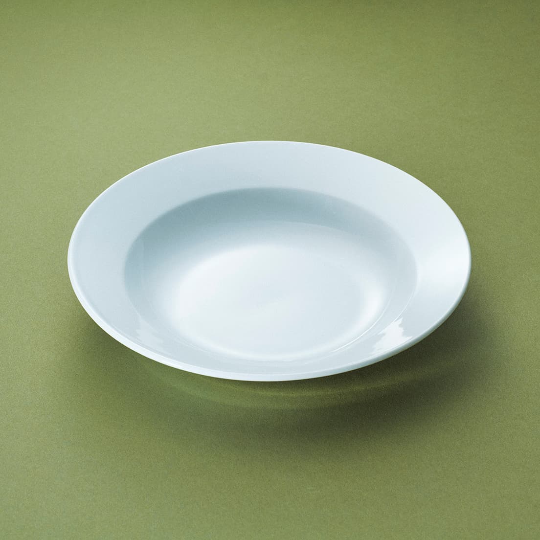 小さめのテーブルにもきれいに収まるサイズ。具の多い料理ならレードルにたっぷり２杯ほど、ポタージュなら約３杯が目安。