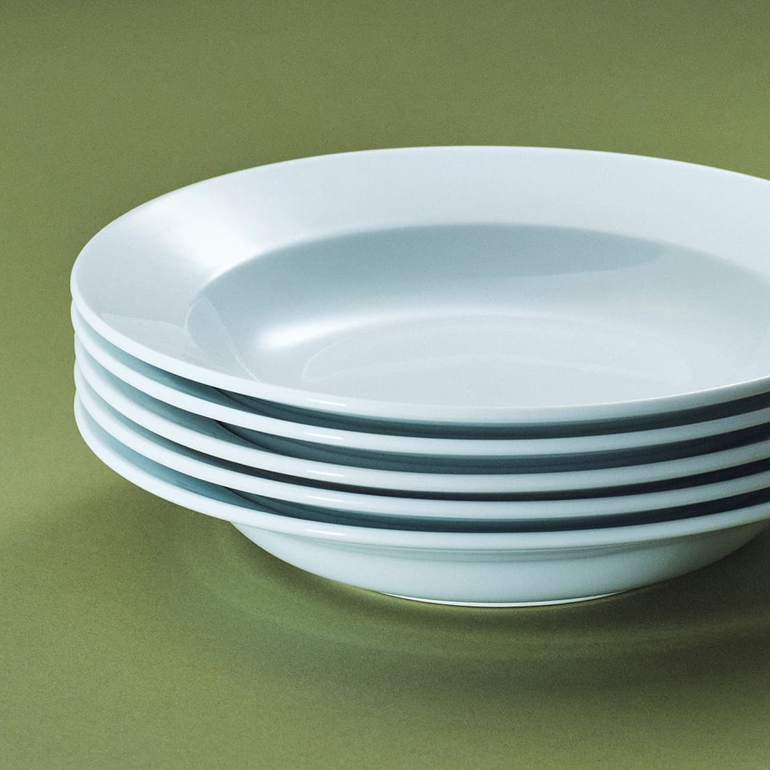 オリジナルの型を使って制作する磁器の皿は、重ねた姿も美しい。リムの裏側を強化することで丈夫さと適度な重みを持たせている。手仕事のため時期によって在庫切れの場合あり。