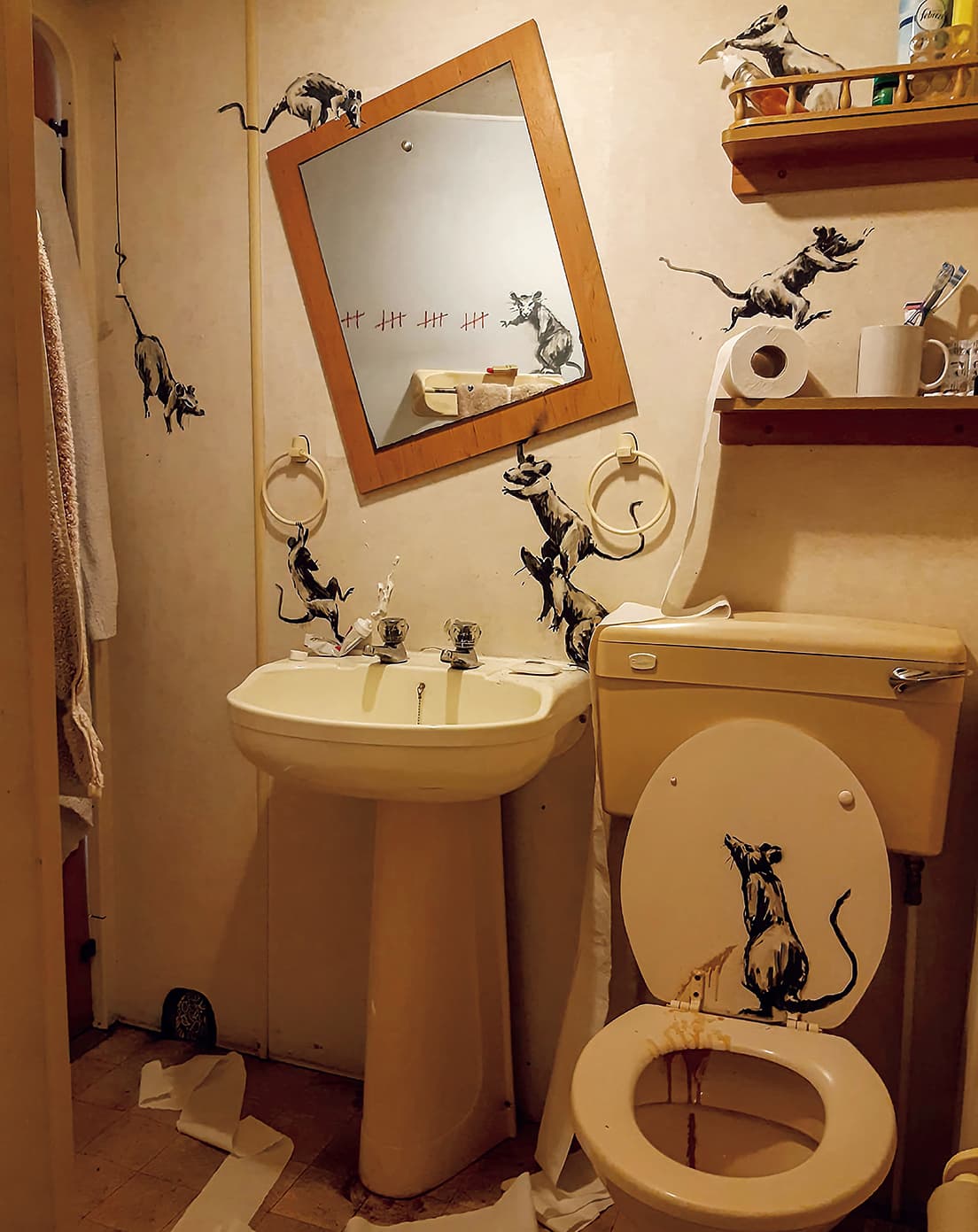 My wife hates it when I work from home. (2020) UK
プライベートを黙秘するバンクシーが初めて「自宅」を公開。世界中で「ステイホーム」という新しい生活様式が広まったタイミングで「在宅勤務ができる人は恵まれているよな」というぼやきも聞こえてきそう。いまや保守系新聞が此我々がもっとも予期していなかった国宝頃と呼ぶバンクシーでも、自宅で此仕事頃をすれば、やはり器物損壊になるのだ。courtesy of www.banksy.co.uk