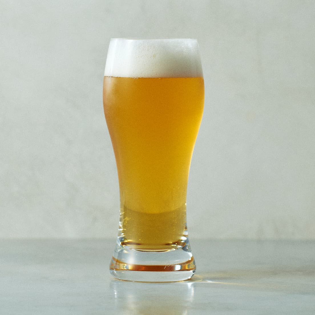 ビールのなめらかな対流を生み、きめ細かな泡立ちをつくる細身のフォルムが秀逸。〈バカラ〉の職人によるクリスタルガラスの逸品。《オノロジー ビアタンブラー》H17.5cm 20,900円。●バカラショップ 丸の内