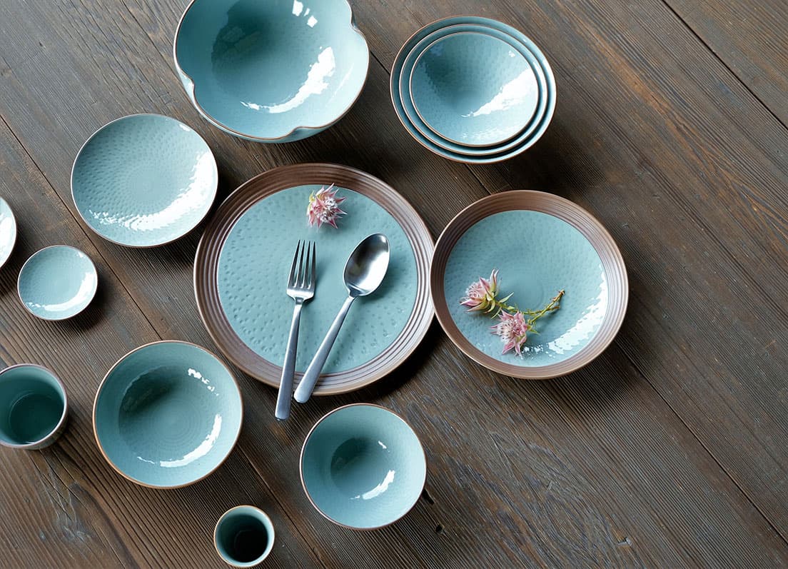 京都〈蘇嶐窯（そりゅうがま）〉の青磁。明治・大正期に活躍した京焼青瓷の第一人者、初代諏訪蘇山の薫陶を受け、その技法を代々受け継いでいる窯元だ。