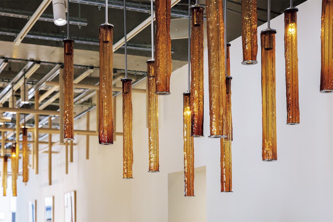 白樺を模した特注のガラス照明は、木型を用い1点1点ガラス吹き職人により作られたもの。