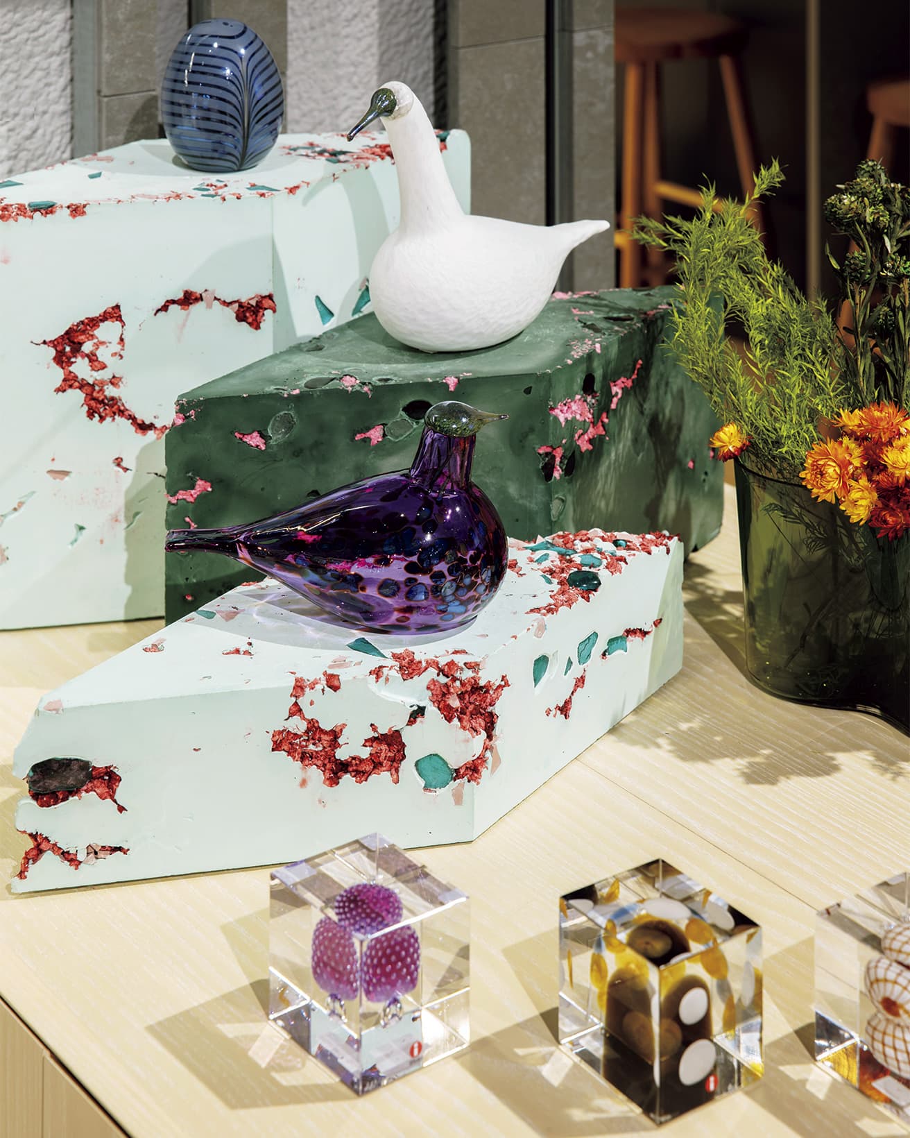 廃棄ガラスを再利用した什器も。