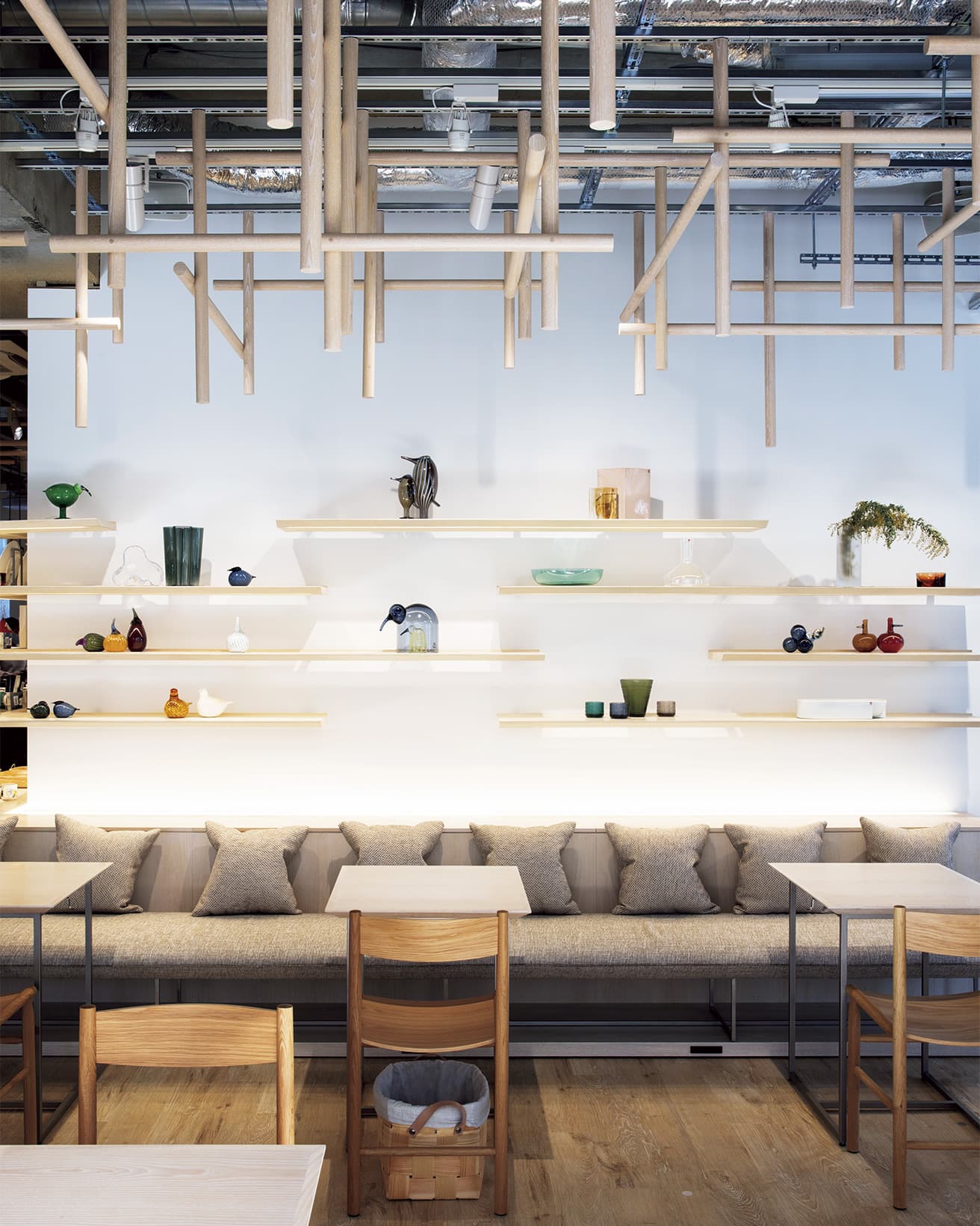 カフェの壁にはイッタラ製品が並べられ、まるでギャラリーのよう。