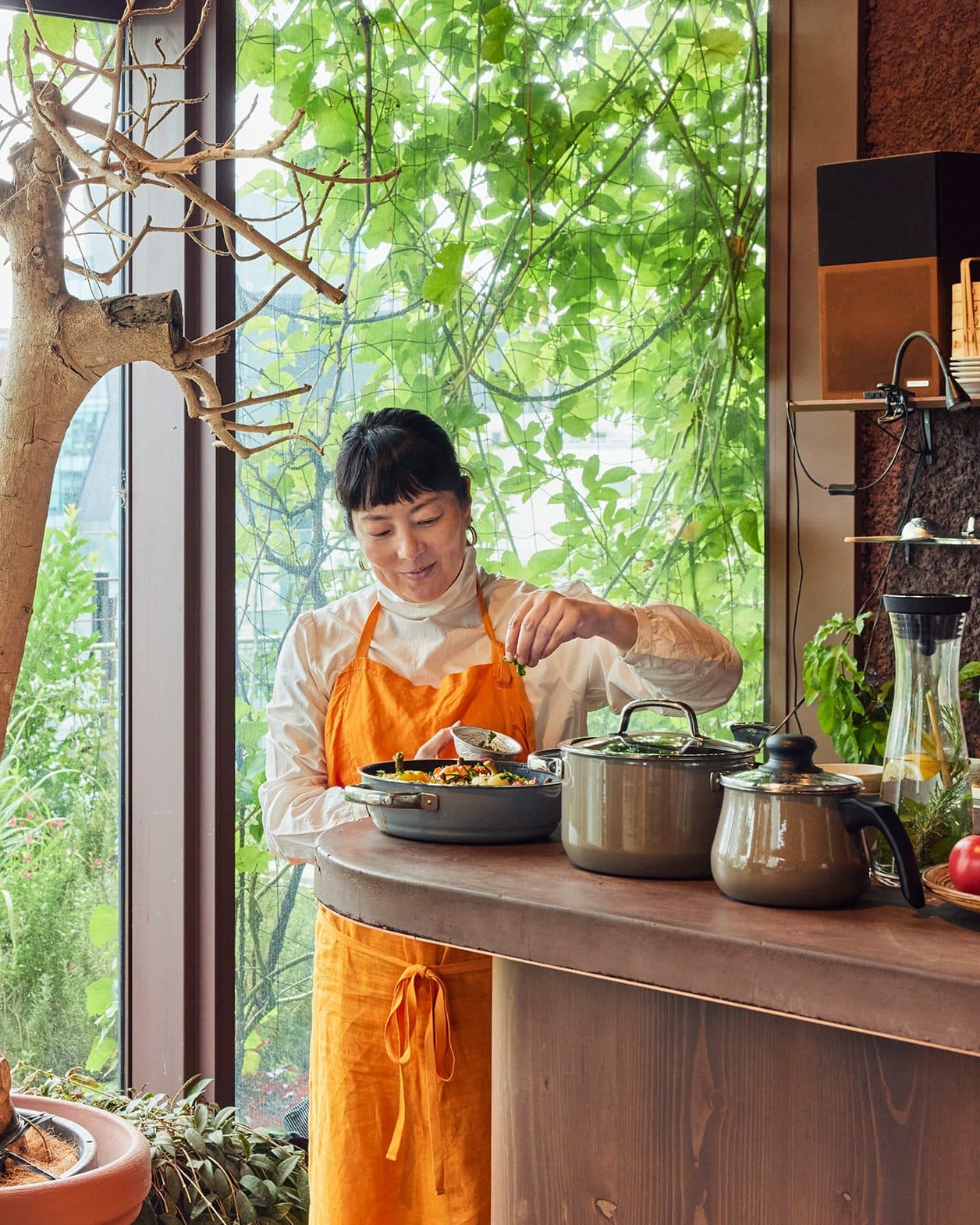 料理人、野村友里の菜園から。 “無水調理”で素材を丸ごと生かすキッチンウェア。