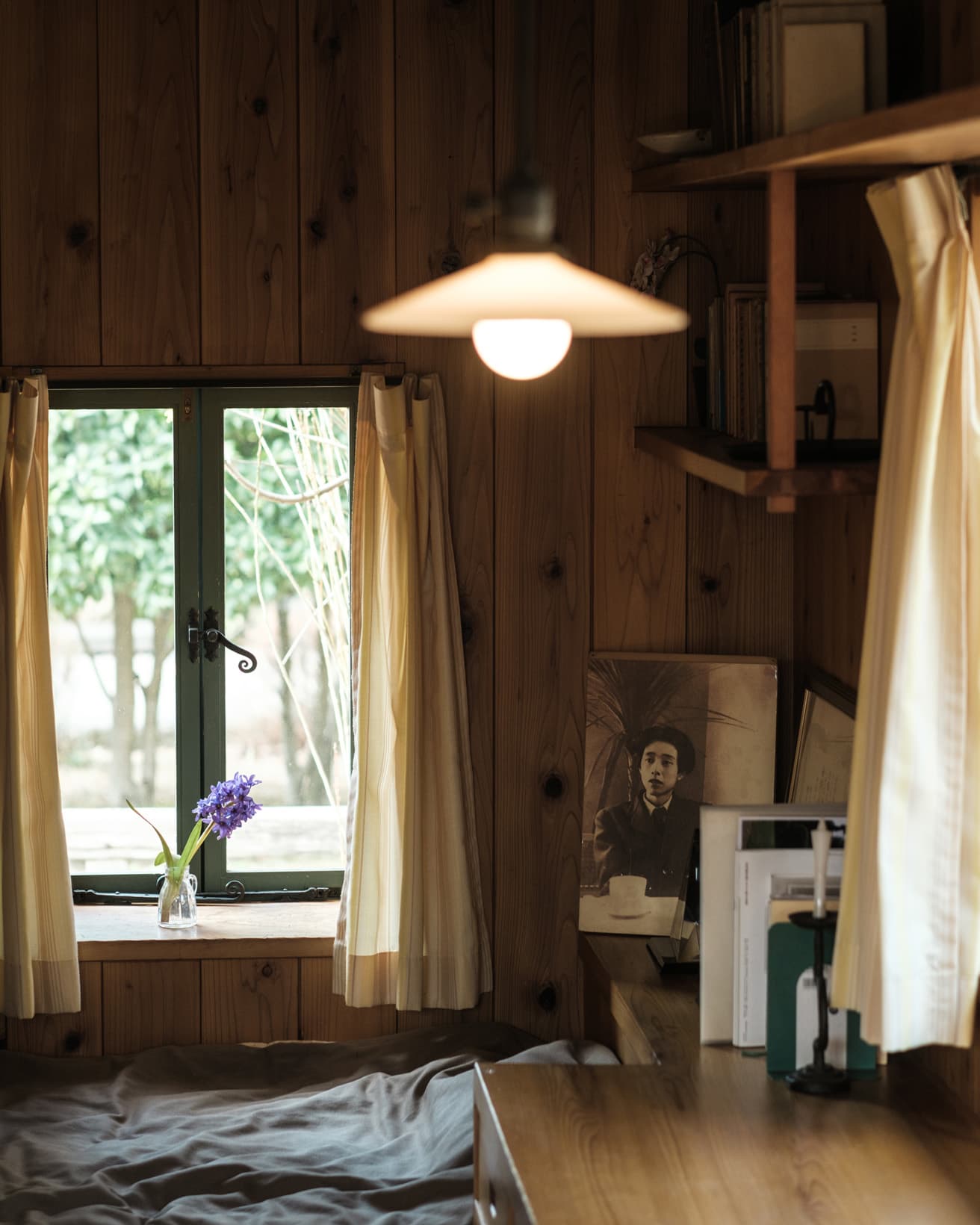 〈ヒアシンスハウス〉内部。ベッドの脇の窓についての文章が残されているほど、特別なこだわりがあったようだ。立原道造のポートレイトとヒアシンスの造花が飾られている。