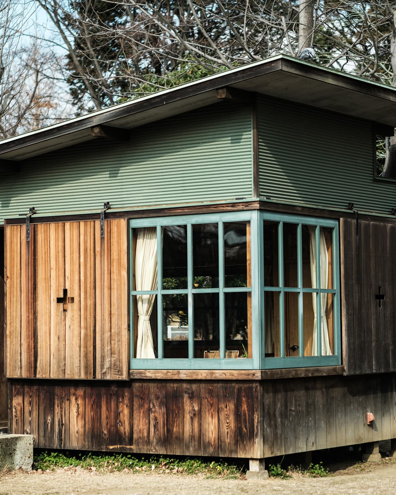 雨戸を開けると大きな窓が現れる。「その窓は大きな湖水に向いてひらいてゐる」と道造も文章に残している。