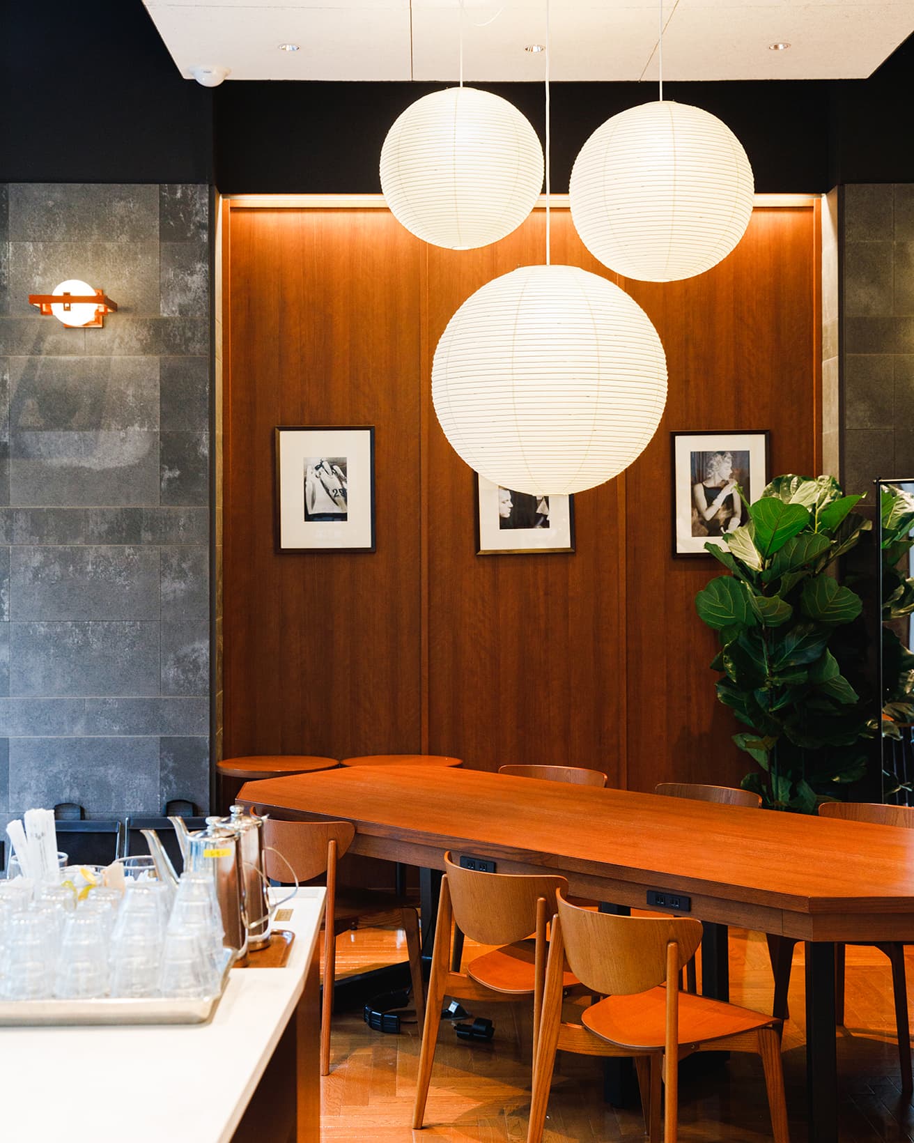 〈上島珈琲店 虎ノ門店〉の一角。店舗デザインの背景には、〈帝国ホテル〉2代目本館の影響があるという。