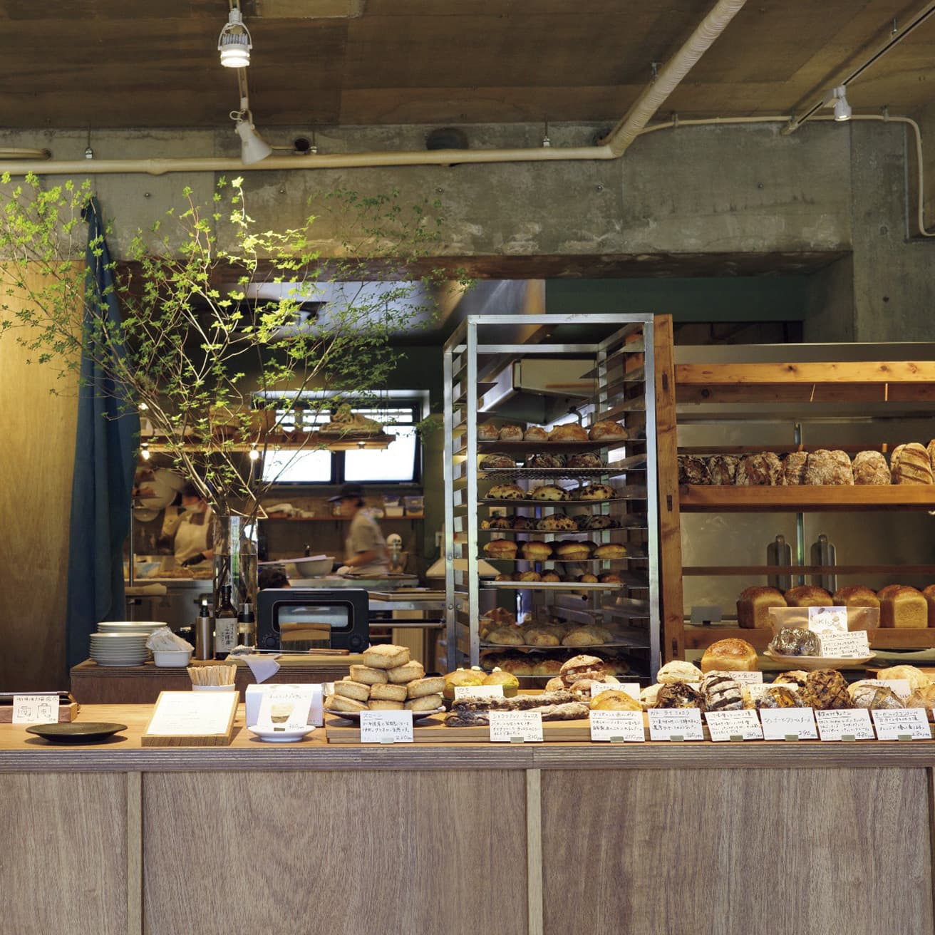 〈KISO〉パン職人とバリスタが始めた店。「ハード系本格パンと淹れたてコーヒーを求め、連日行列が」（斉藤アリスさん）。愛知県名古屋市昭和区広見町1-7 桜山SUITE 1F  8時〜17時（木曜は10時〜でパンの販売なし）。火曜・水曜休。