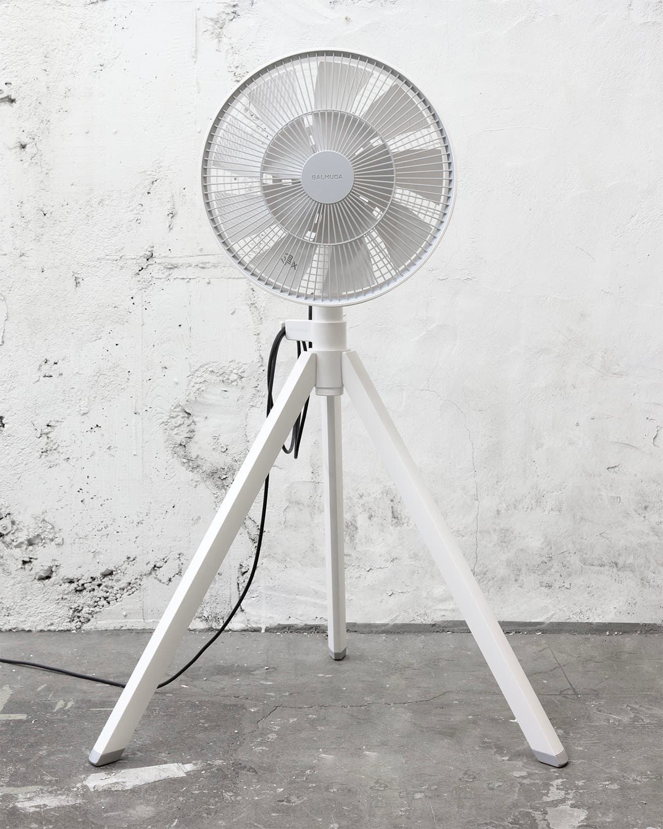 ベースのない三脚型にすることで移動しやすく、どこにでも素早く動かせる。