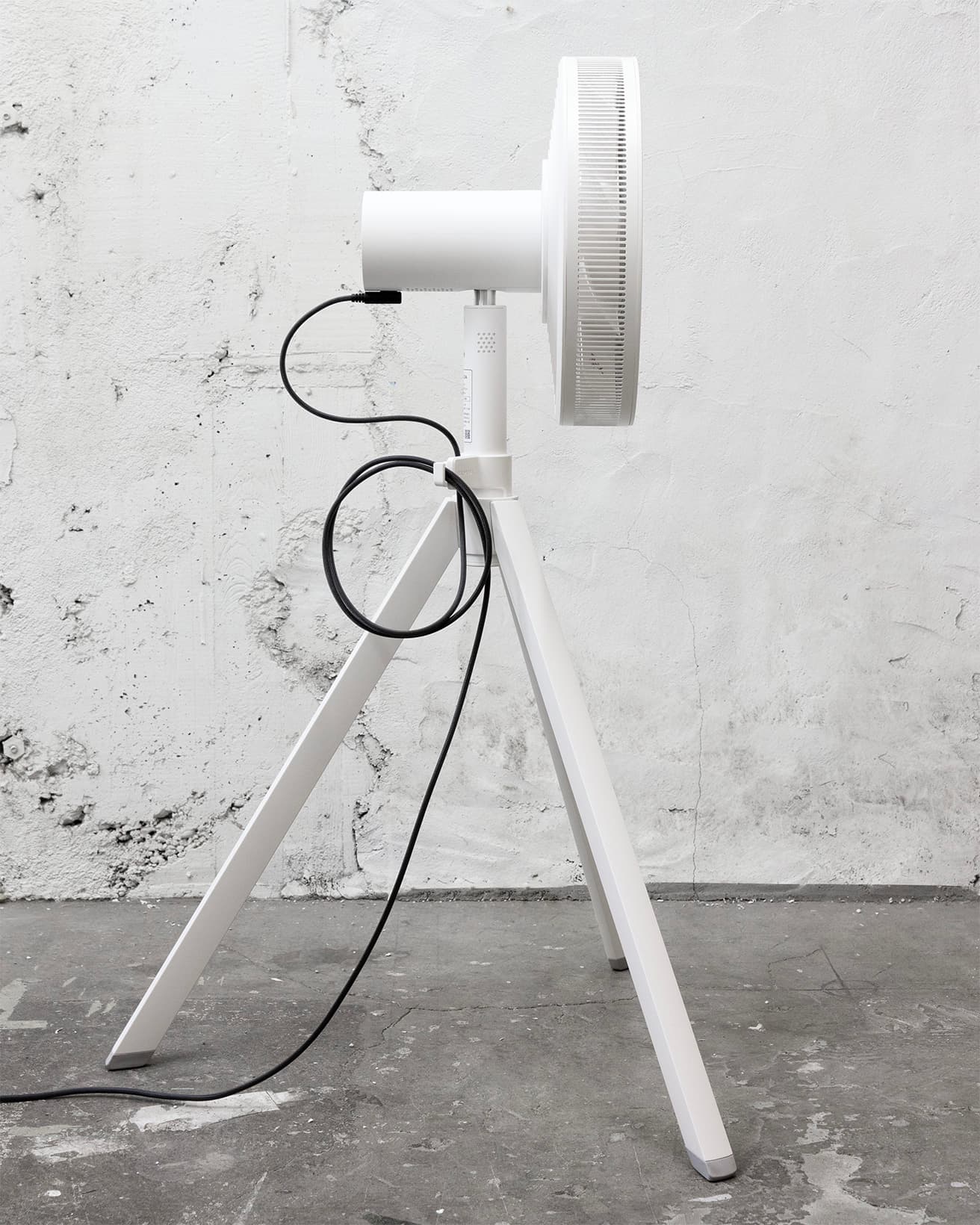 使用範囲を広げるために、従来よりも長い約3メートルのケーブルを採用。束ねて本体に掛けた時も美しい姿を考慮してデザインされた。