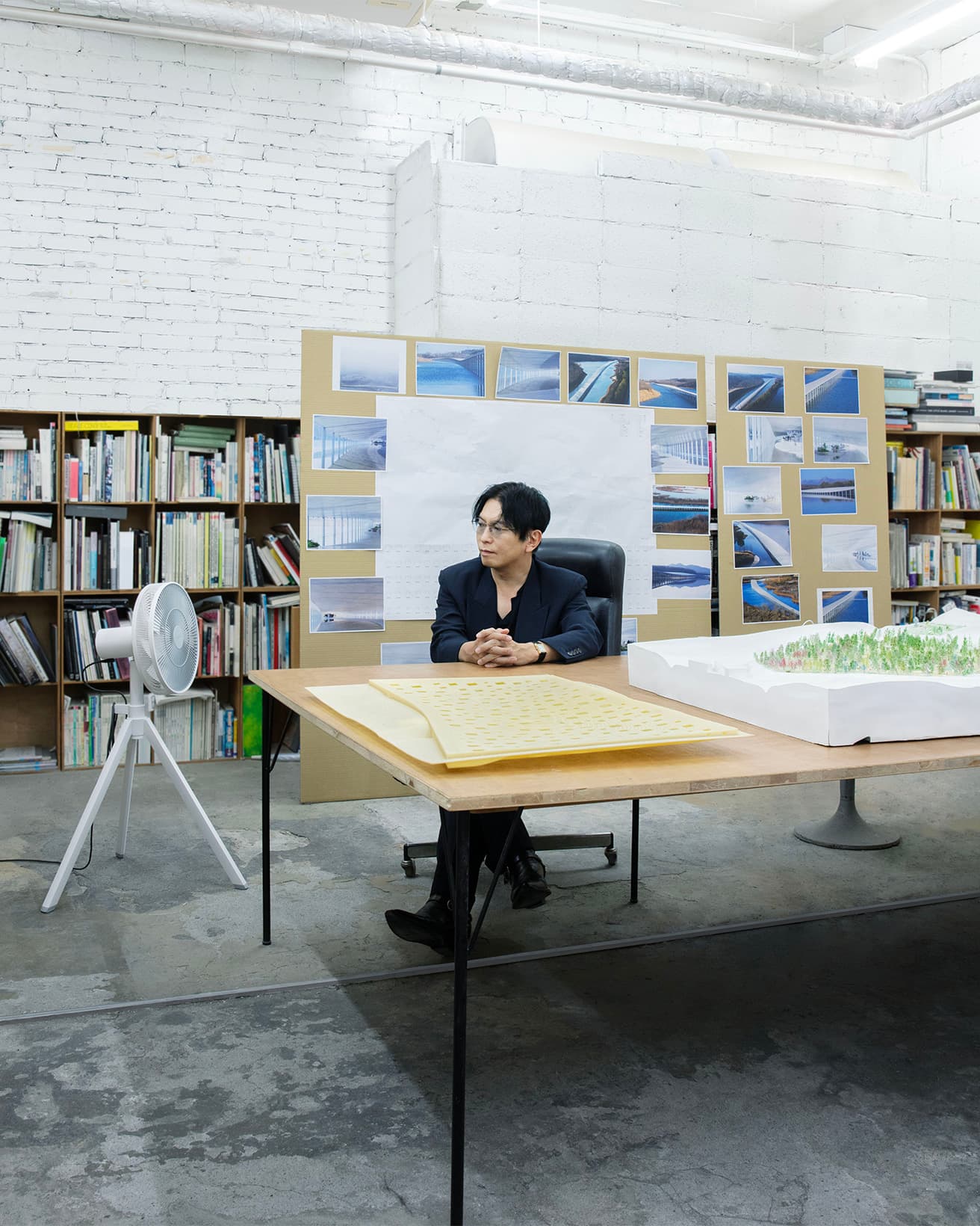 石上のスタジオに置いた《GreenFan Studio》から柔らかく心地良い風が生まれる。photo_Satoshi Nagare