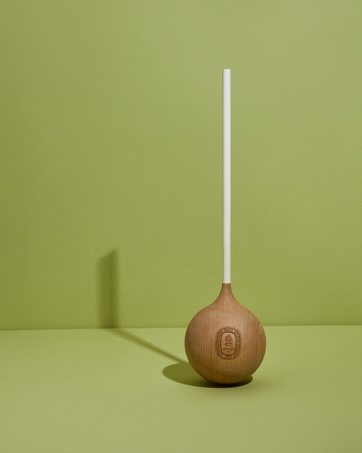 〈ディプティック〉メトロノームのように揺れて香りを届けるアロマのオブジェ。