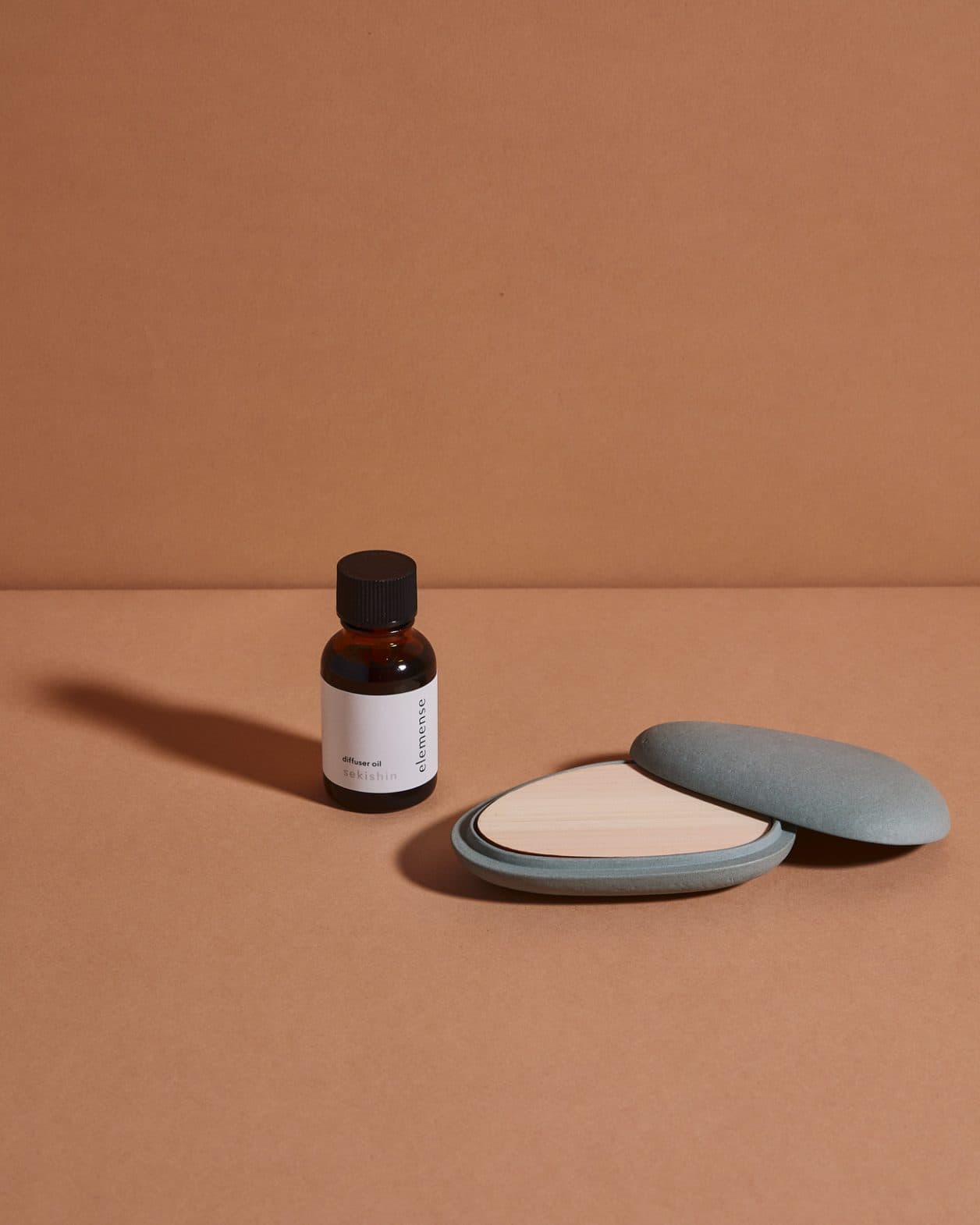 石のようなオブジェから香る、ヒノキとフレグランスオイルが調和するディフューザー。