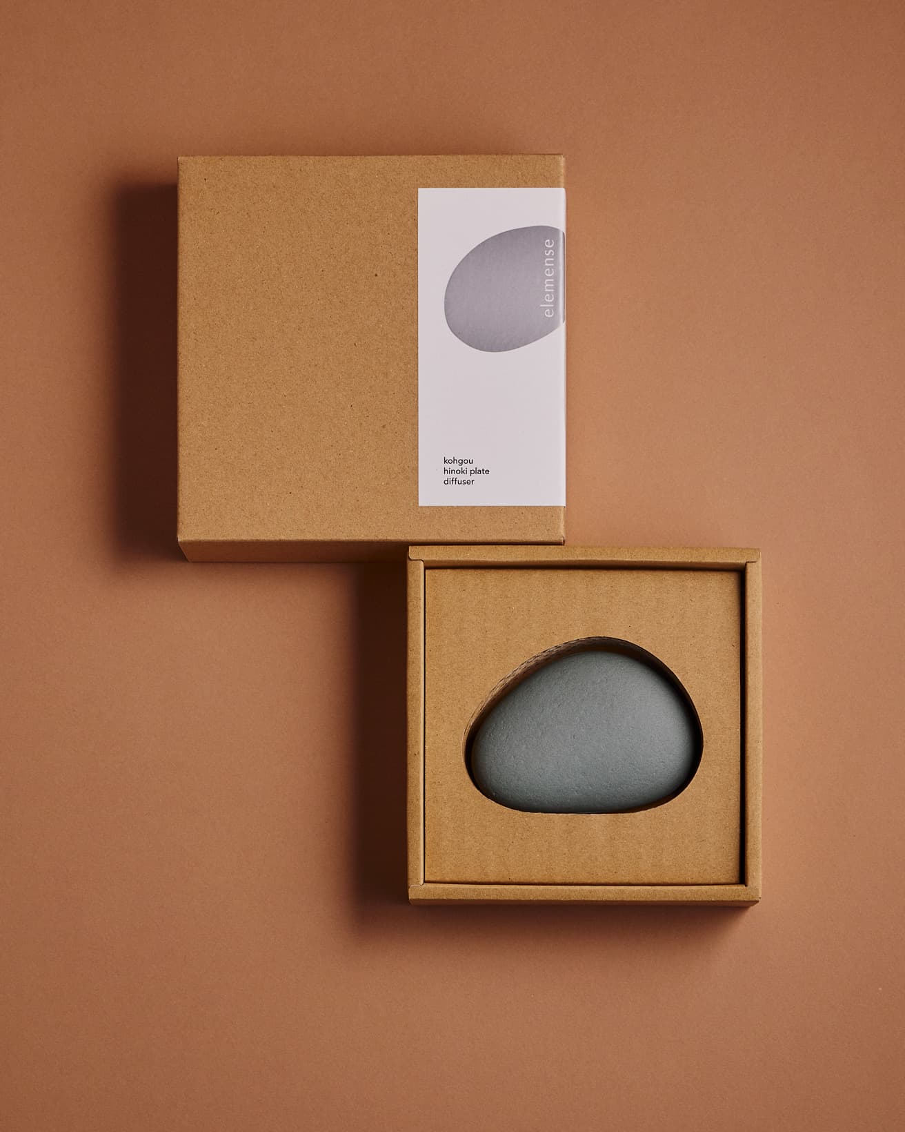 自然の石のようなフォルムの陶石は、箱に収まった佇まいも魅力的。