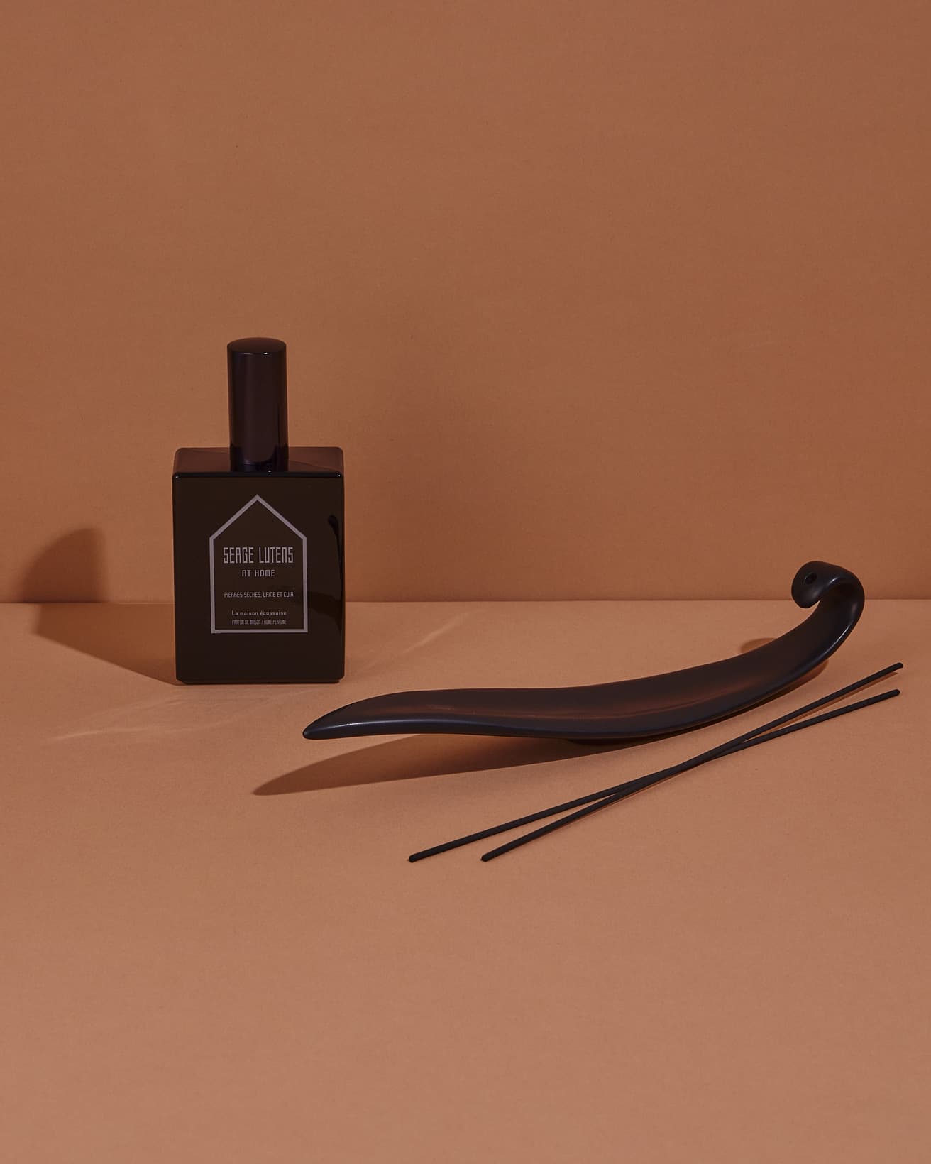 左から《メゾン パフューム ピエールセシュレーヌエキュイール》
8,470円 、《インセンス ホルダー》10,890円、《パフューム インセンス ピエールセシュレーヌエキュイール》7,810円。●ザ・ギンザお客さま窓口 TEL 0120 500 824