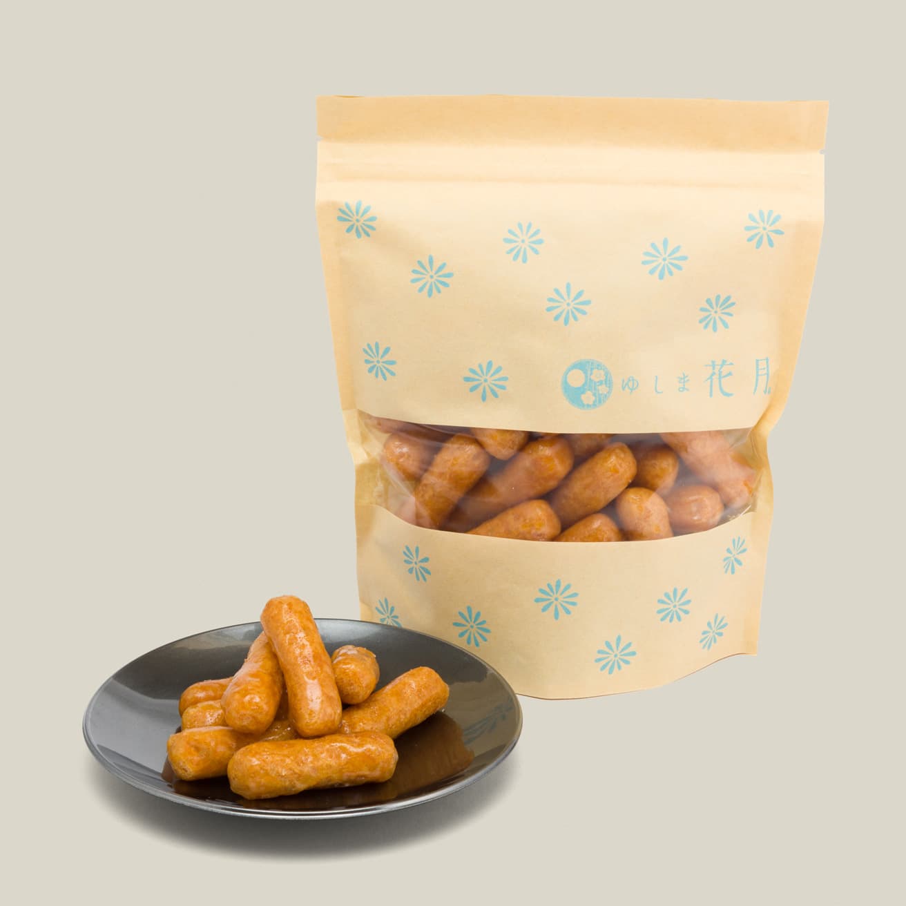 自宅用などカジュアルなギフトには、大容量の徳用パッケージはいかが。包装紙と同じ菊の花を散らした徳用袋で、保存しやすいジップ付き。かりんとう大入袋220g 1,296円。ほかに《まゆずみ》など全8種類あり。●〈ゆしま花月〉東京都文京区湯島3-39-6 TEL 03 3831 9762。平日9時30分～20時。土日祝10時～17時。無休（年末年始休）