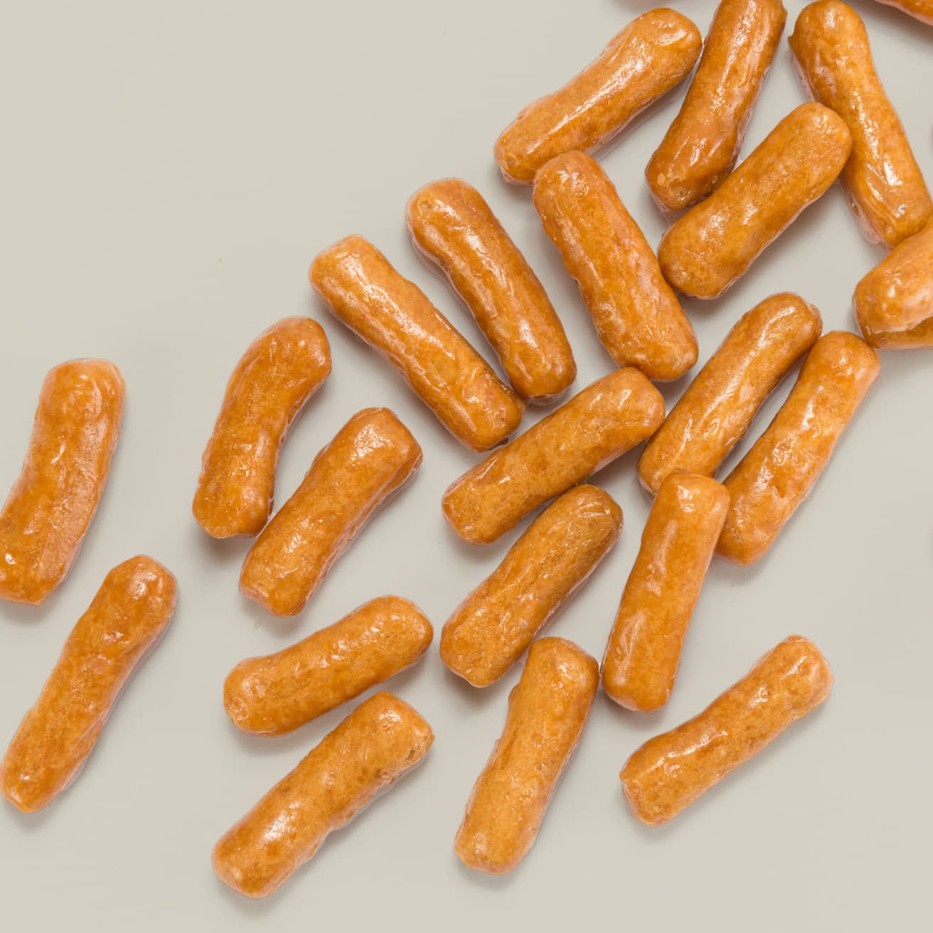 このクリスタルガラスのような煌めきこそ〈ゆしま花月〉ならでは！　最上級の上白糖を焦げないよう木べらを入れながら飴状に煮詰め、素早く生地に絡めることで生まれる。