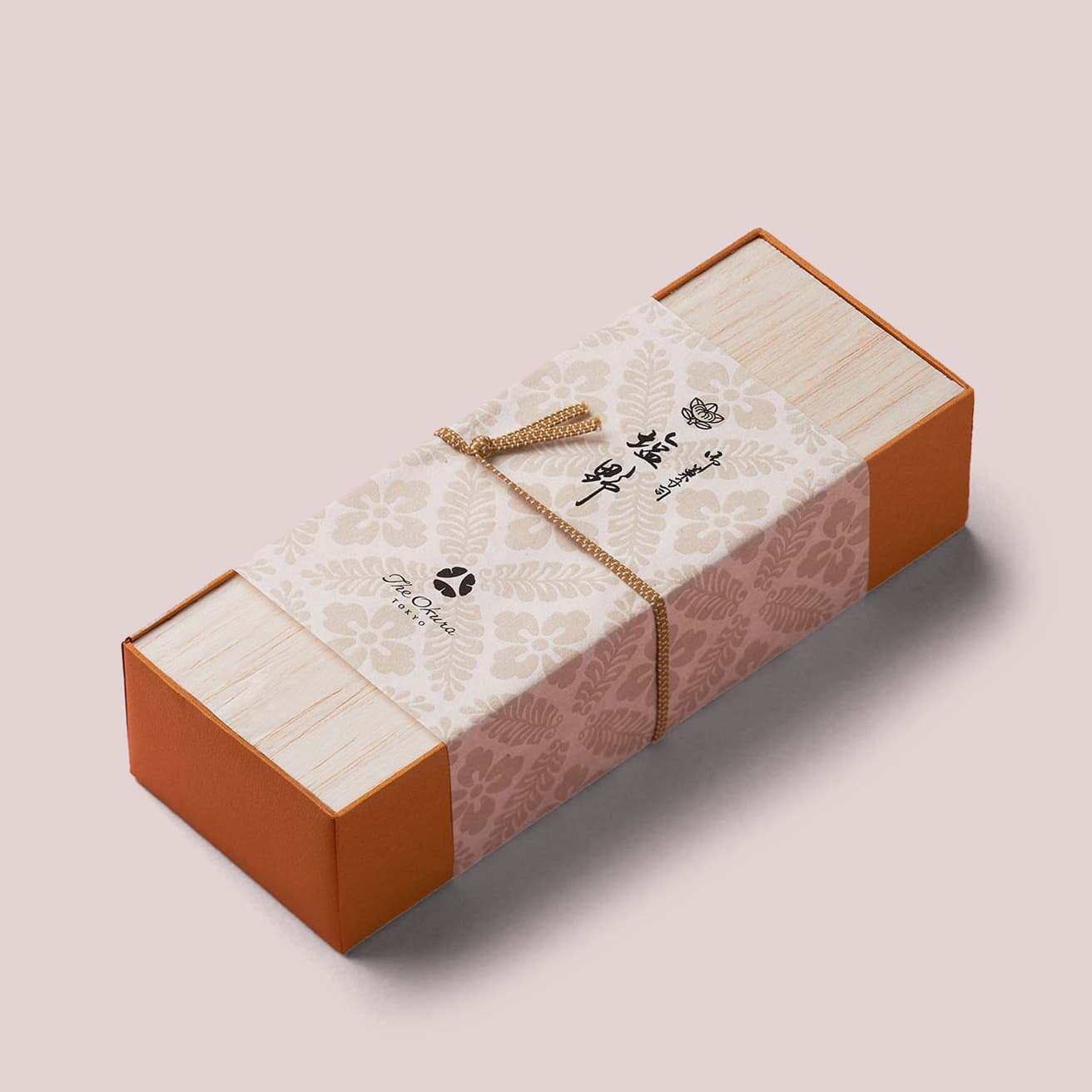 2つの名店の屋号が記された掛け紙からはスペシャル感が漂う。「シェフズガーデン」のほかオンラインショップでも購入可。●〈The Okura Tokyo〉 デリカテッセン シェフズガーデン 東京都港区虎ノ門2-10-4 オークラ プレステージタワー5F TEL 03 3505 6072。10時〜20時。無休。