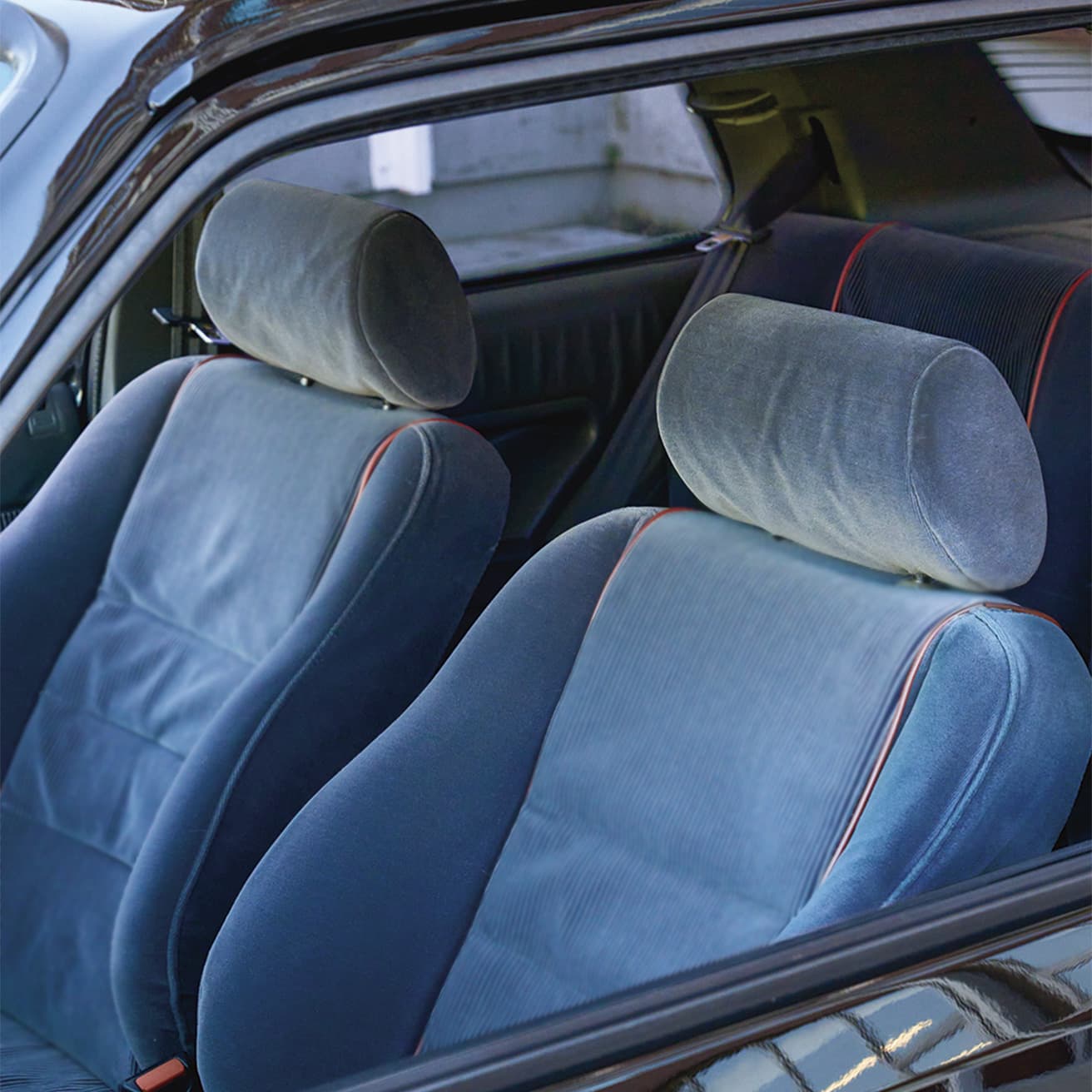 ホールド性に優れたスポーツシートでありながら、クッションが柔らかく座り心地は抜群。