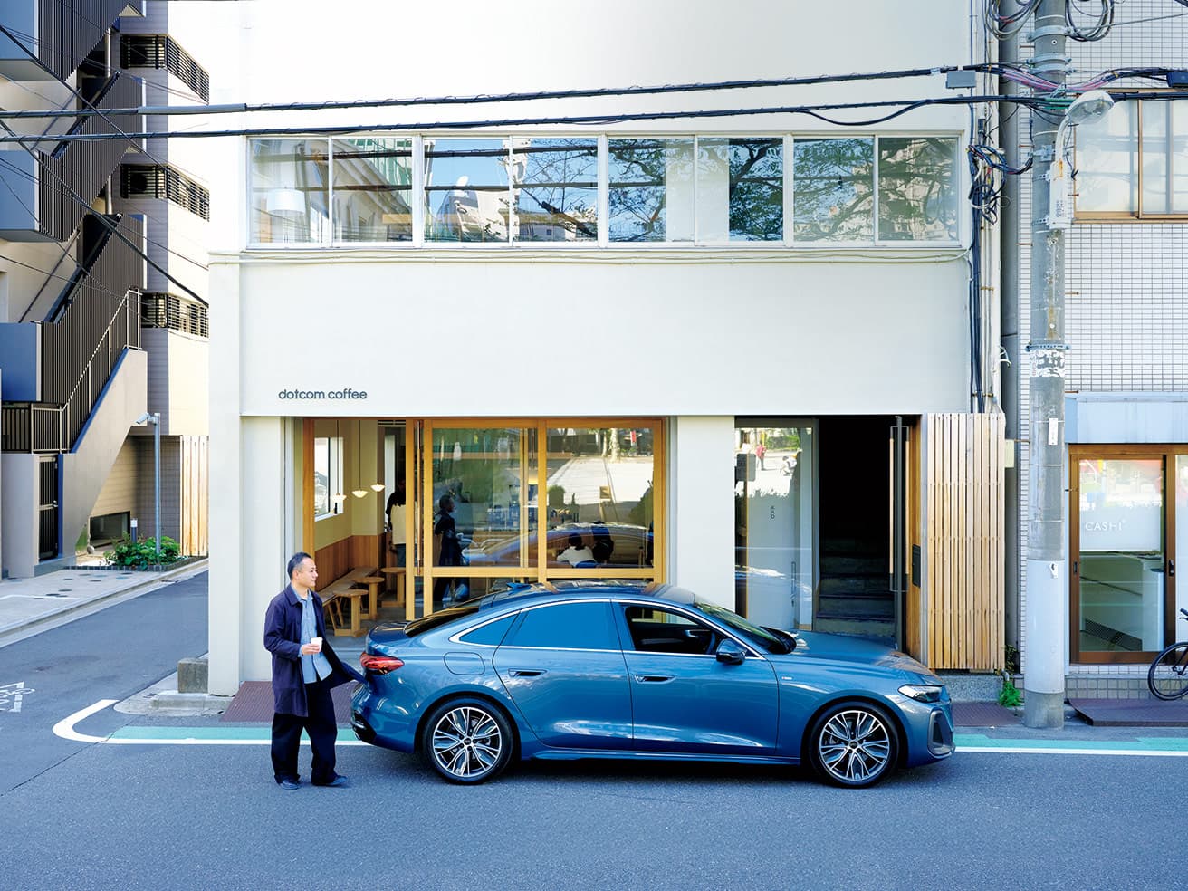 東京・浅草橋の〈KADビル〉を出発する芦沢と流線的なフォルムが美しい《Audi A5》。