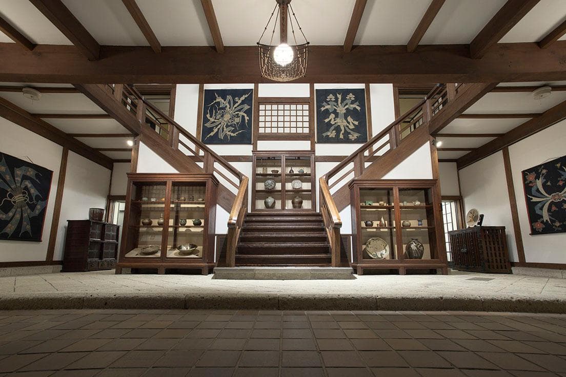 現在の〈日本民藝館〉内観。東京都目黒区駒場4-3-33。https://mingeikan.or.jp/