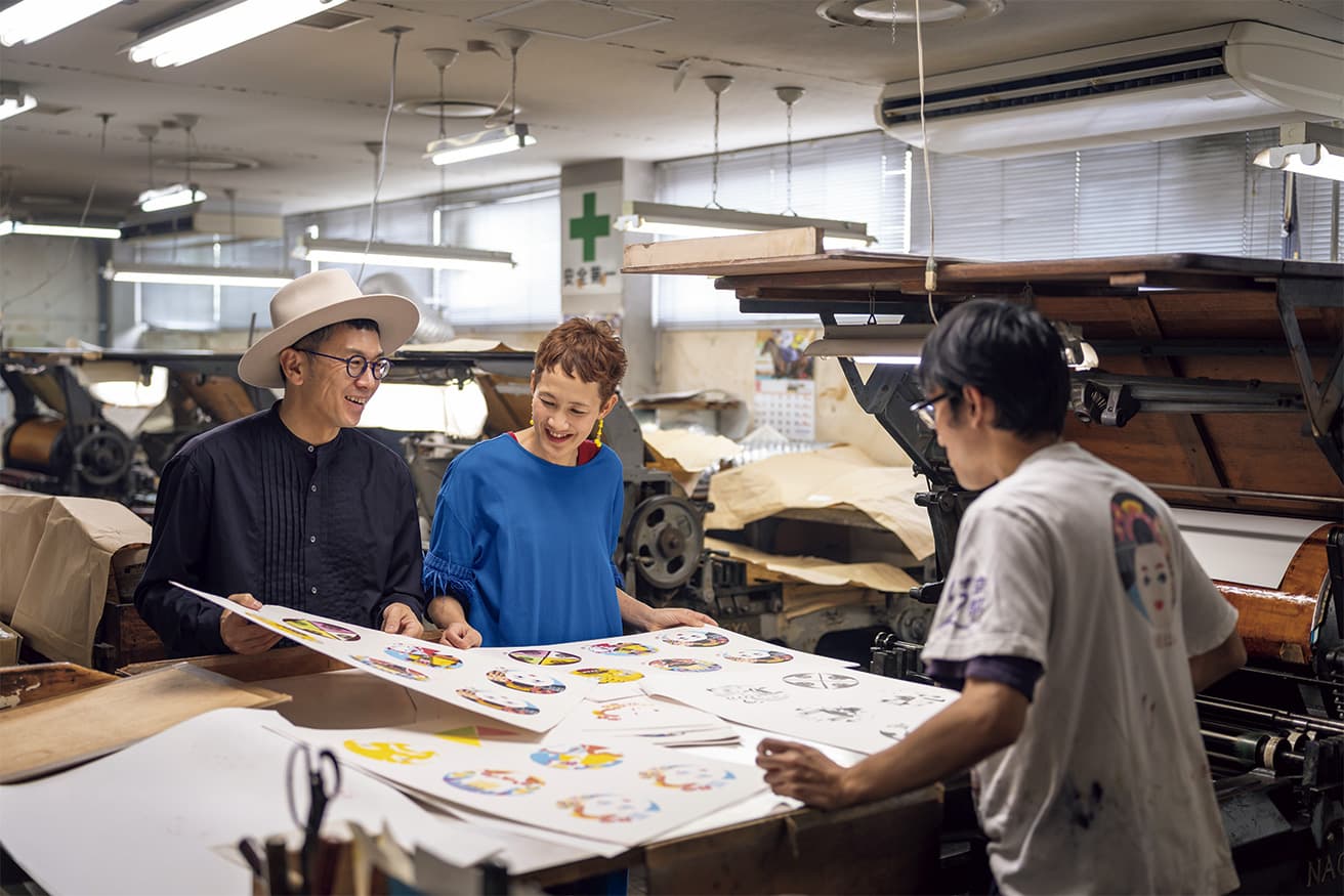 便利堂の工房で職人さんと印刷を確認。一つ一つ手作業で刷り重ねられる。