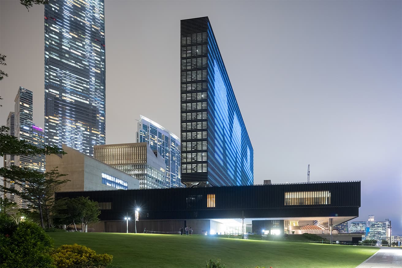 2021年に開館した〈M+〉外観。展示室は下の水平のボリュームに集中している。Photo_Iwan Baan,  (c) Herzog &amp; de Meuron, Courtesy of Herzog &amp; de Meuron