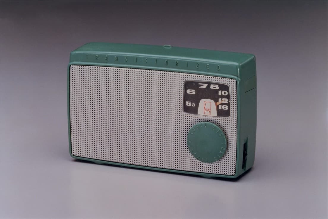 東京通信工業（現・ソニー）のトランジスタラジオ〈TR-55〉。サイズは89ミリ×140ミリ×38.5ミリ、重量は560グラム。