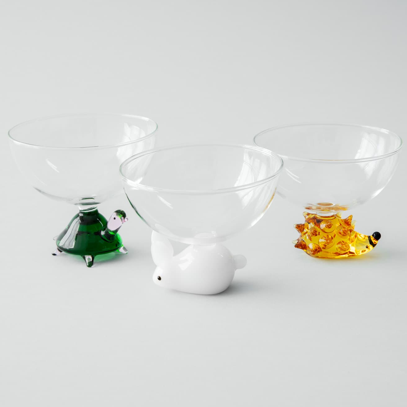 左から、ボウル　グリーンタートル［250ml］、ホワイトラビット［250ml］ 、アンバーハリネズミ ［250ml］各8,250円。キャンディやナッツを入れたくなる。