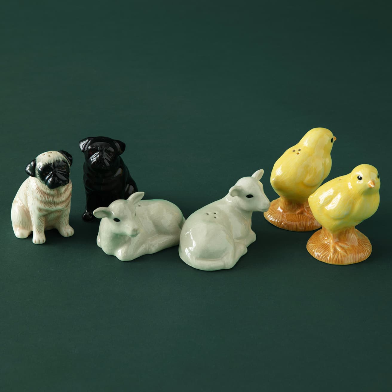 細部まで丁寧に作られたソルト＆ペッパー。ティーセットに添えるオブジェにも。