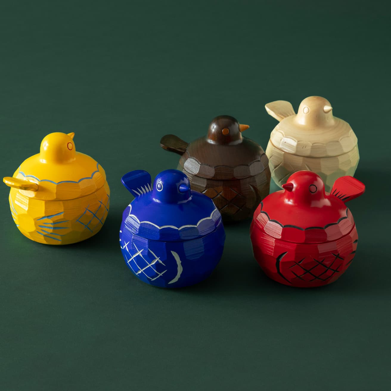 《鳩のボンボン入れ》各13,200円。長野県の県木、白樺材を使っている。