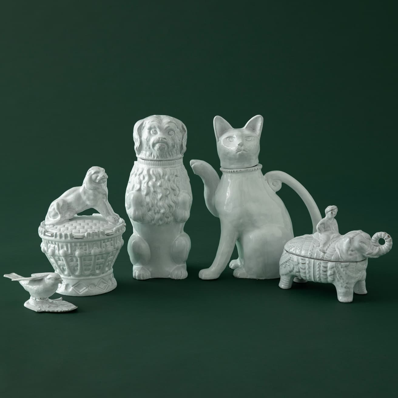 左から、《Oiseau Bird》ナイフレスト27,390円、《Lion》シュガーボウル48,620円、《Medor》カラフェ82,720円、《Setsuko Large Cat》ティーポット102,410円、《Elephant Box》56,870円