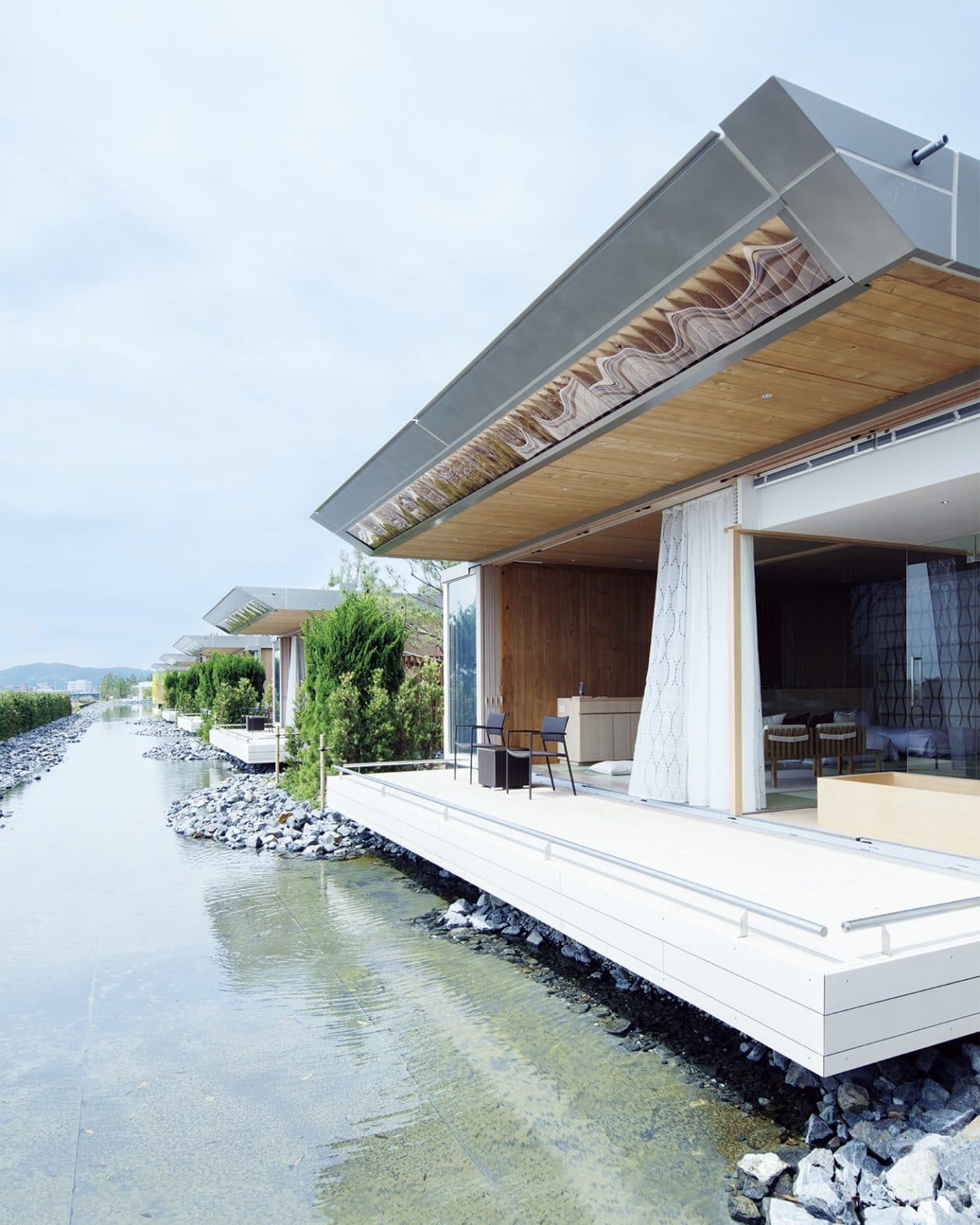 建築家・坂 茂の名作住宅に泊まれる〈水辺のヴィラ〉。全室制覇したくなるこだわりの設計と内装。【広島】