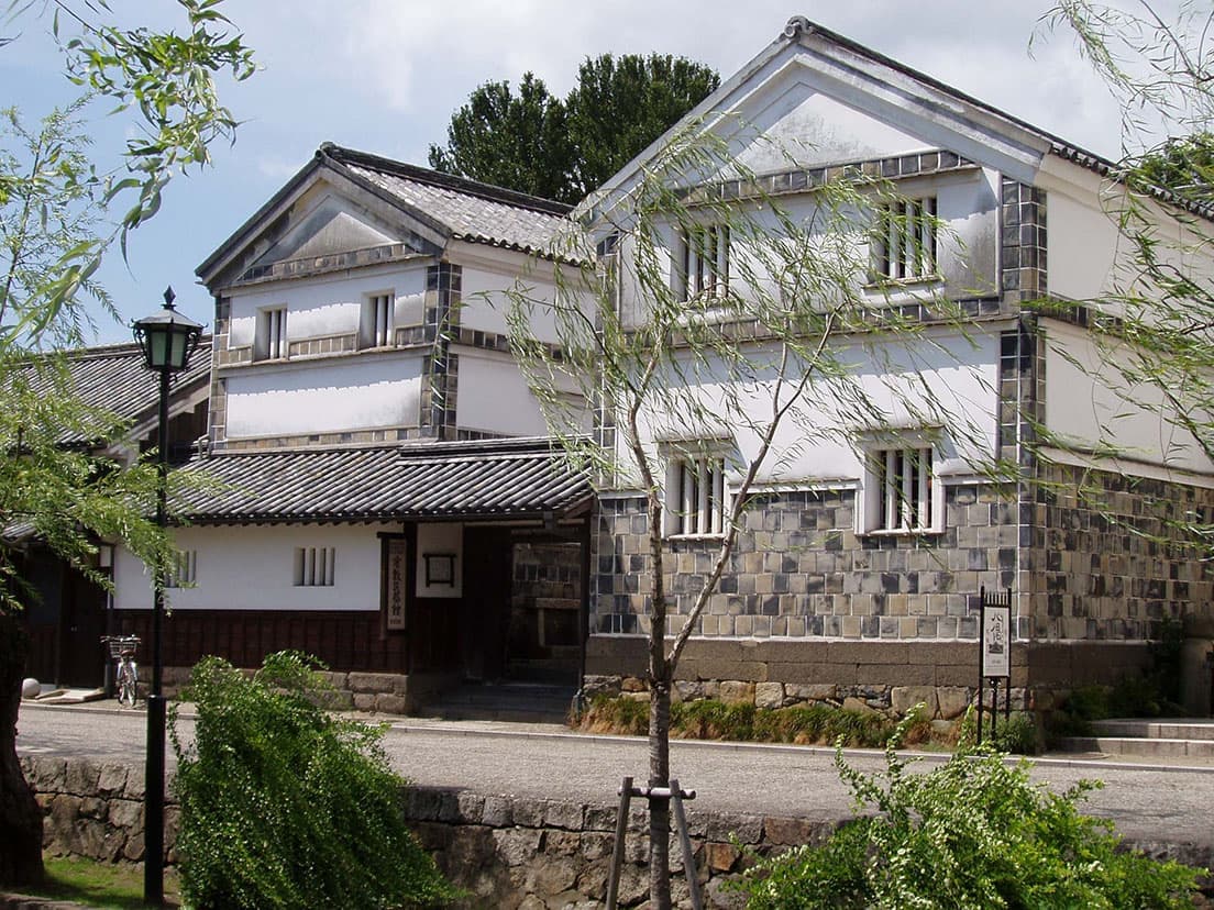〈倉敷民藝館〉外観。岡山県倉敷市中央1-4-11。http://kurashiki-mingeikan.com/