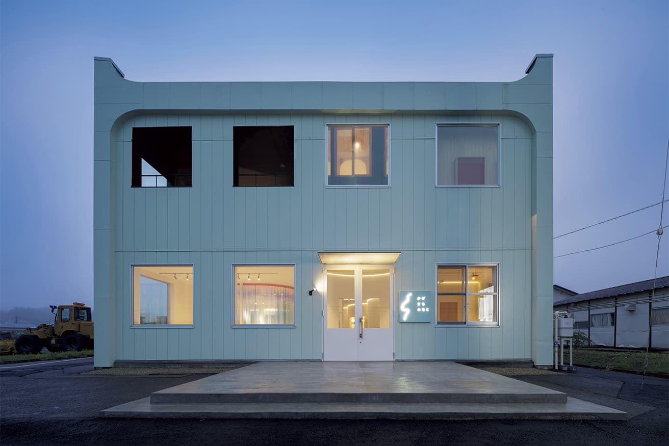 既存建物の色を踏襲して塗り直した外観。