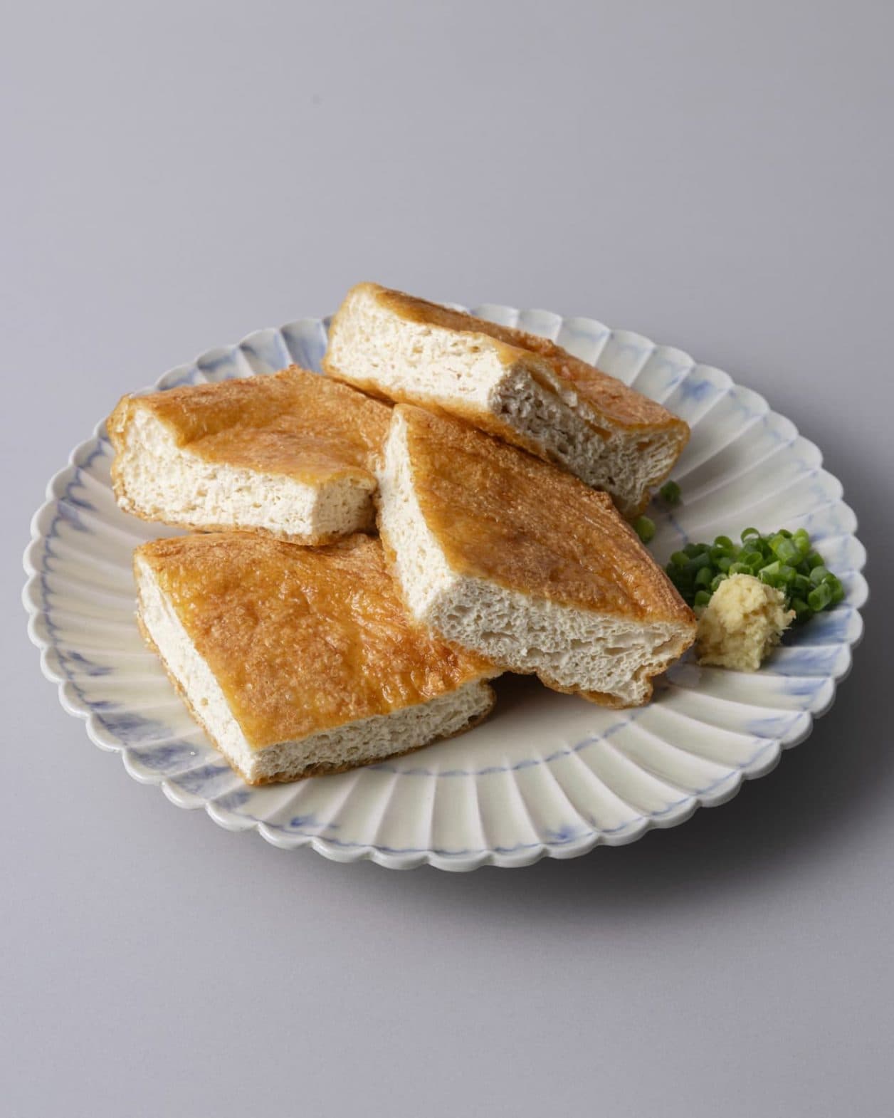 表面はパリッと香ばしく中はムチッと、歯ごたえがクセになるビッグサイズの油揚げ。