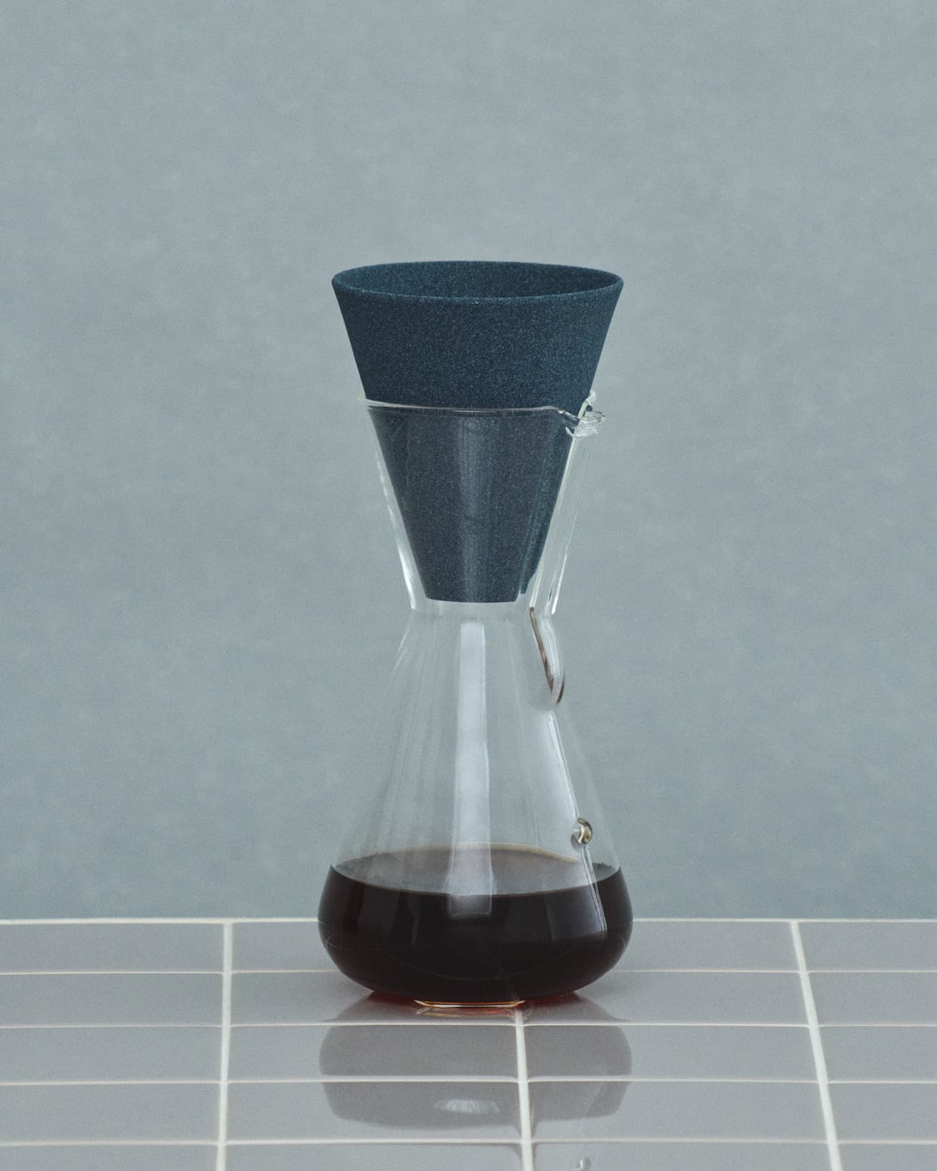 デザイン性の高さで人気の〈ケメックス〉の3カップ用にもフィットするサイズ感。