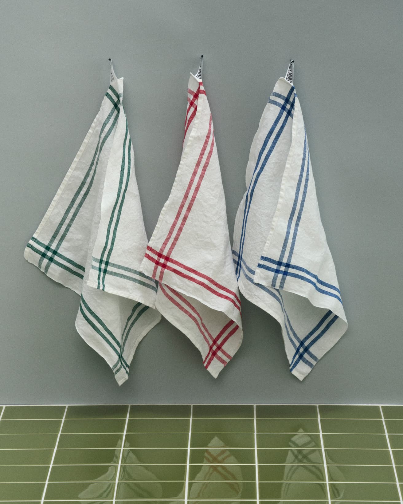 ビビッドなダブルラインが入った《スモールキッチンクロスHD ダブルライン》。3色セットで4,800円。