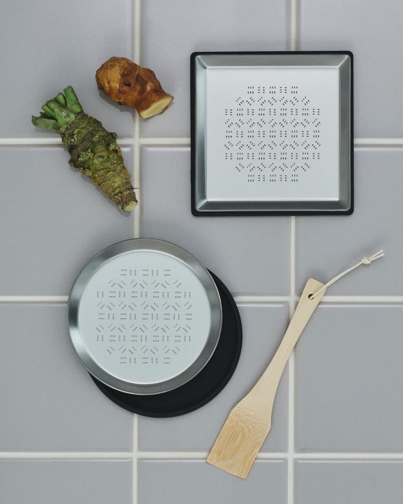 目的に応じて、おろし金の刃の角度、本数、配置を調整している。丸皿はわさび用、角皿はしょうが用。ともに6,600円。