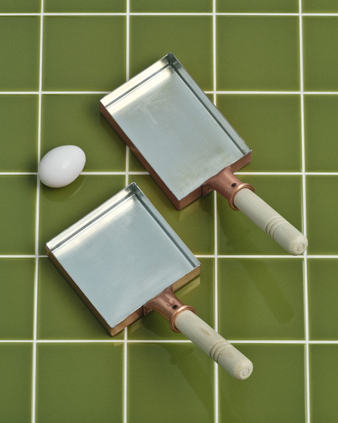 細長いタイプと真四角なタイプの２種類が揃う。《玉子焼鍋》上／100×150mm 〜8,953円、下／120×120mm 〜8,000円。※商品はすべてオープン価格で販売店により価格が異なる場合があります。　●中村銅器製作所 dou@cap.ocn.ne.jp 