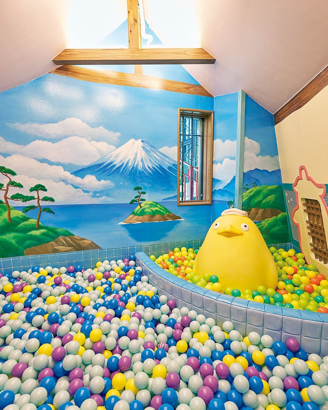 『千と千尋の神隠し』に登場するオオトリ様がいる銭湯は、ボールプールに。photo_Takemi Yabuki (W)